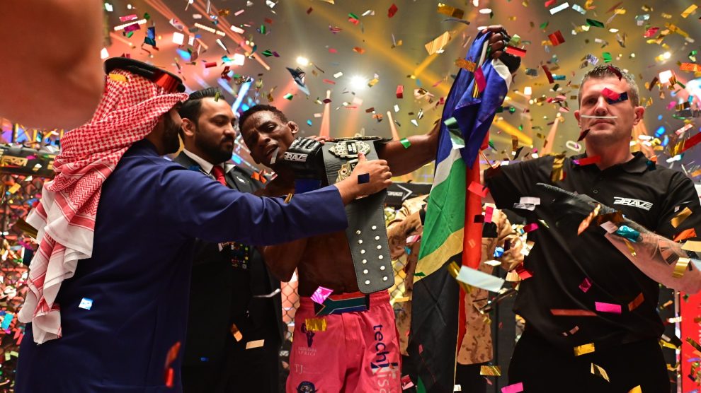 نكوسي "المستقبل" نديبيلي هو بطل العالم الجديد لوزن البانتامويت