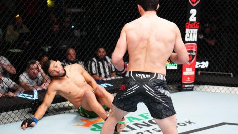 أنكالايف يفجر أنف جوني ووكر ويهزمه بالضربة القاضية في UFC VEGAS 84