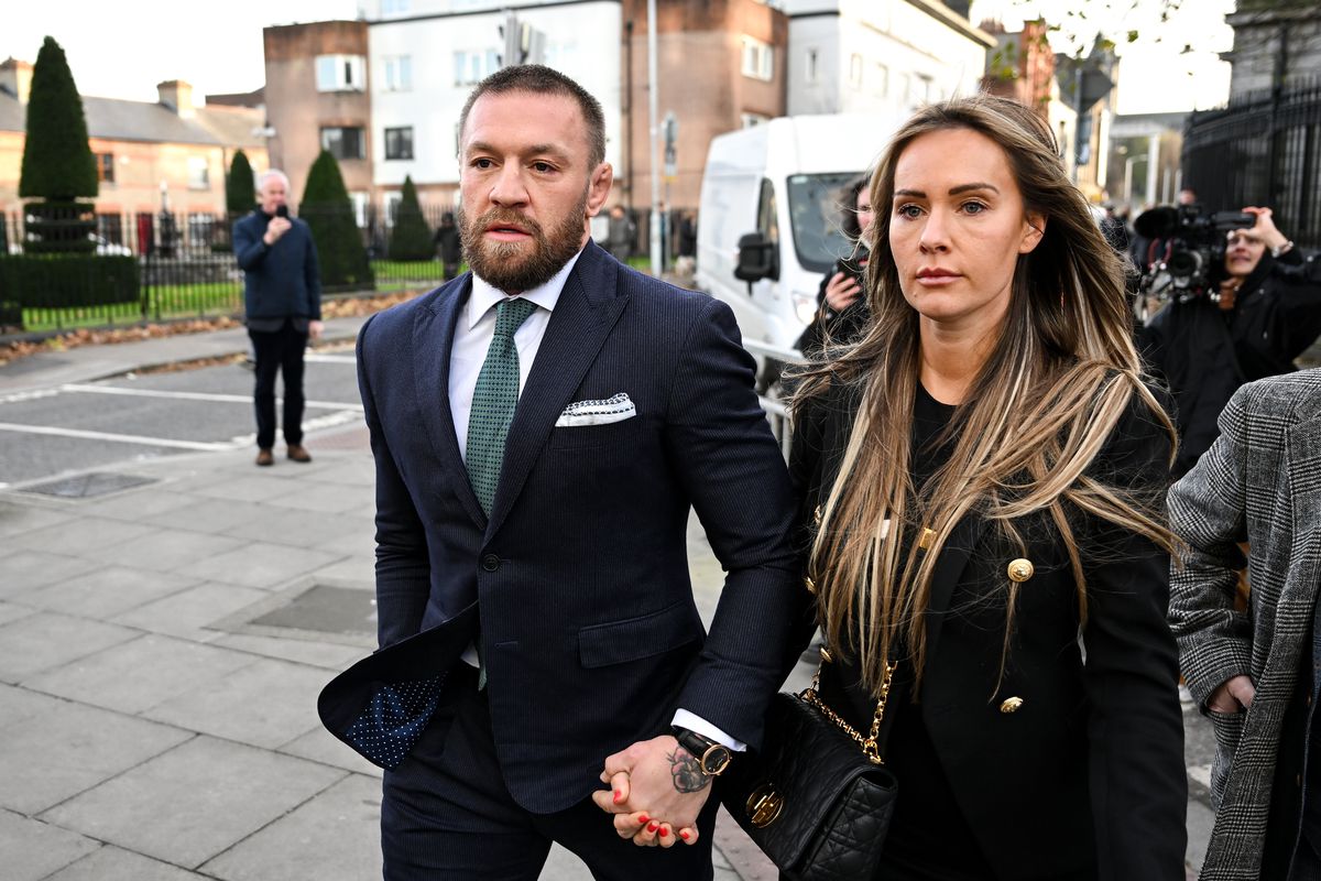 كونور ماكغريغور وخطيبته