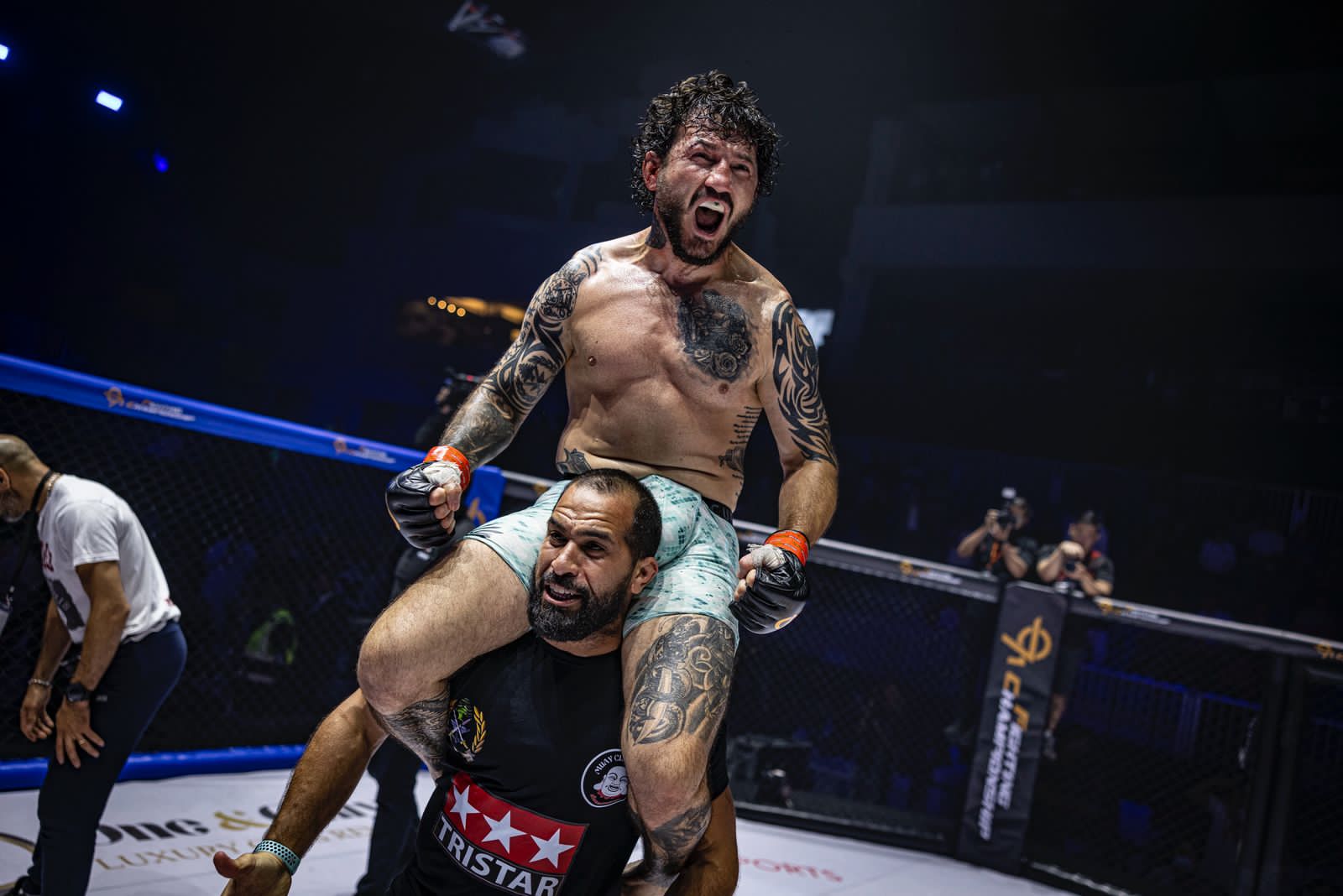 محمد فخر الدين الفائز باللقب الأول في 971