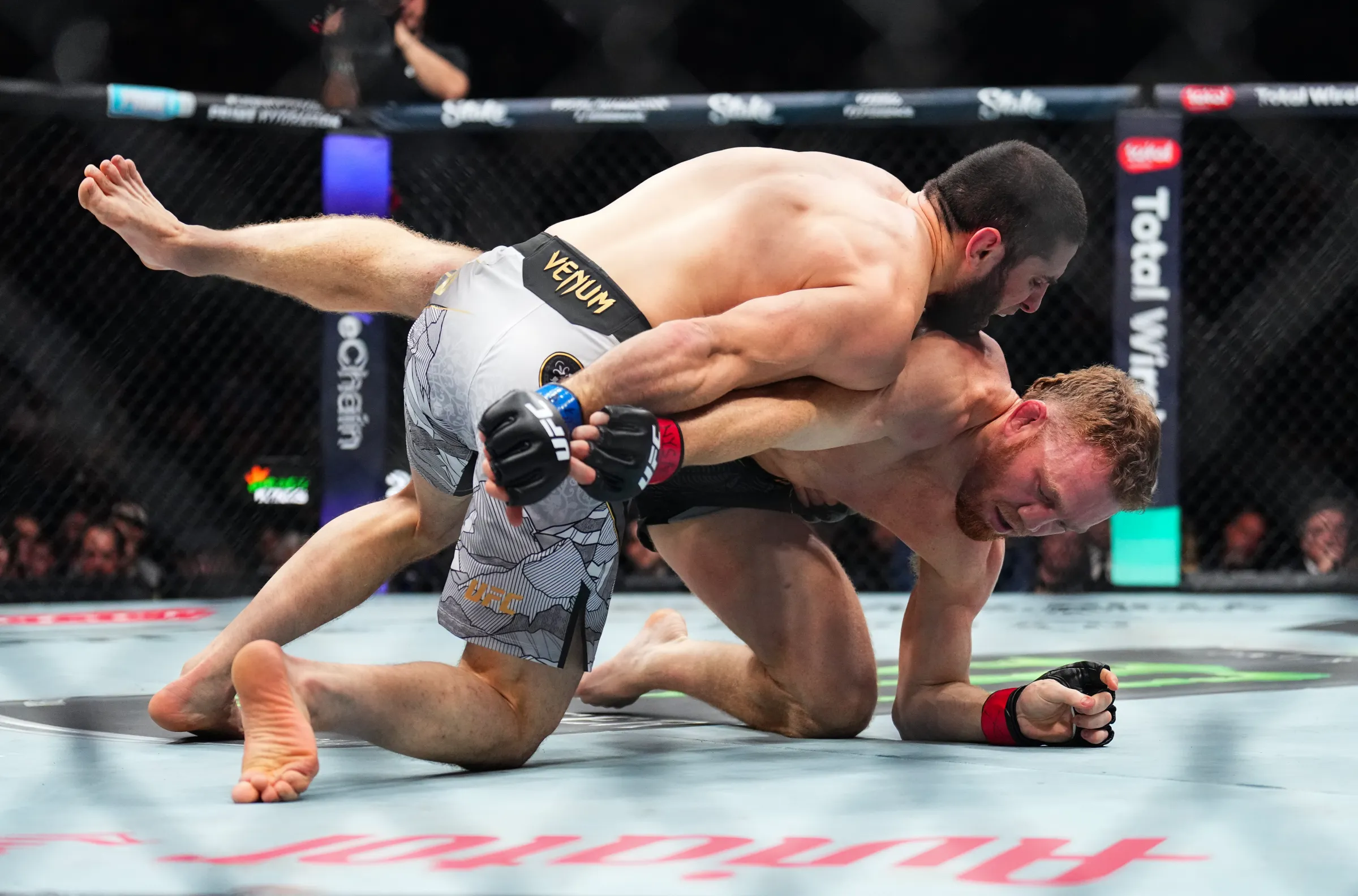 إسلام-ماخاشيف-يهيمن-على-ديلا-مادالينا