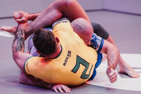 CRAIG JONES caught Rinat Fakhretdinov in a triangle and progresses to 2-0 in the Pit!