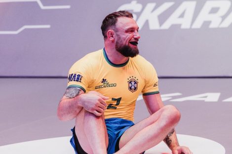 CRAIG JONES caught Rinat Fakhretdinov in a triangle and progresses to 2-0 in the Pit!