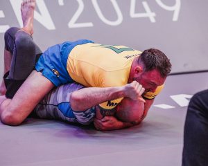 CRAIG JONES caught Rinat Fakhretdinov in a triangle and progresses to 2-0 in the Pit!