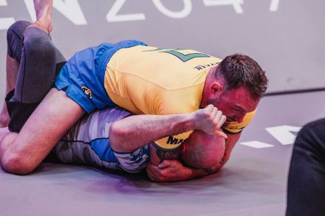CRAIG JONES caught Rinat Fakhretdinov in a triangle and progresses to 2-0 in the Pit!