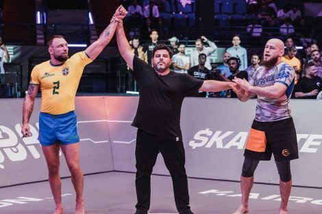 CRAIG JONES caught Rinat Fakhretdinov in a triangle and progresses to 2-0 in the Pit!